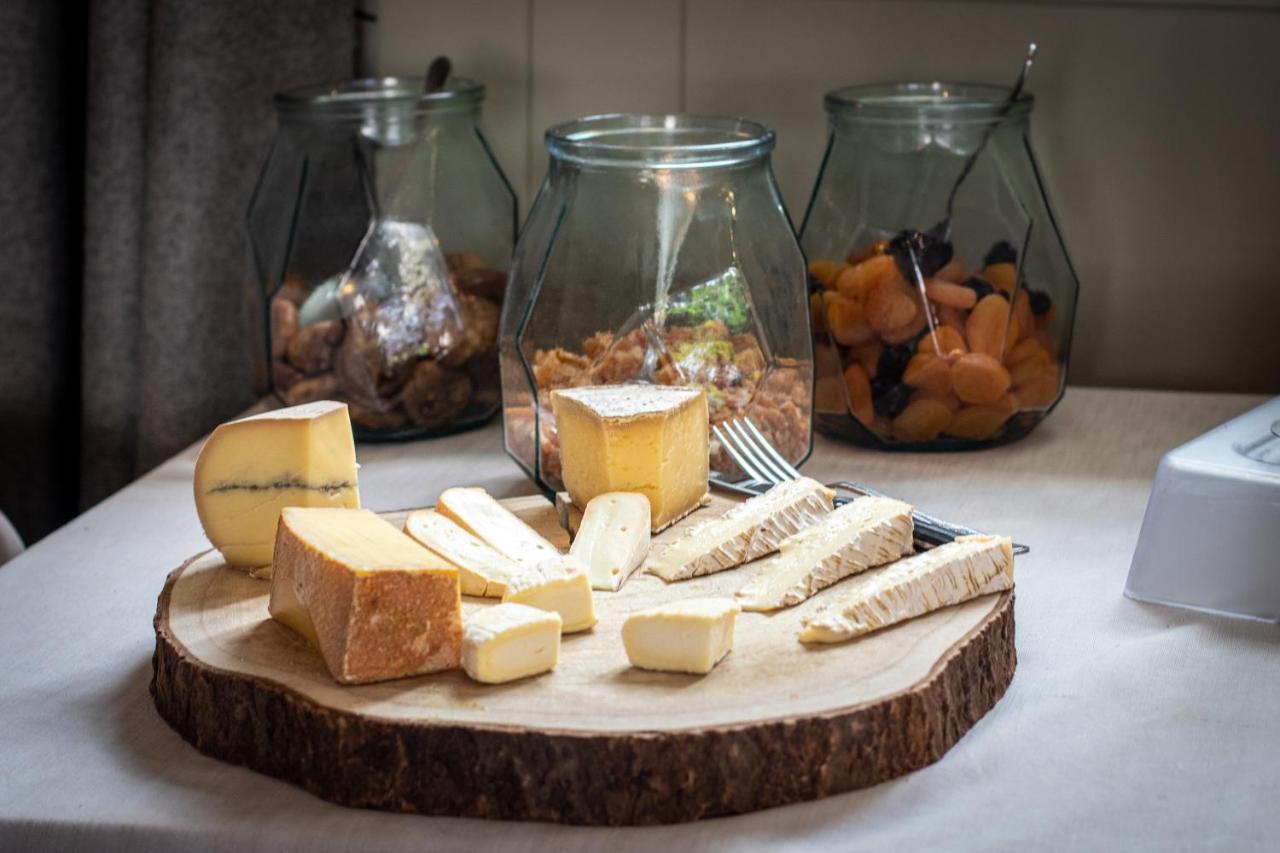 Logis Hotel Tante Yvonne & Son Restaurant Semi-Gastronomique - Lyon Nord Quincieux ภายนอก รูปภาพ