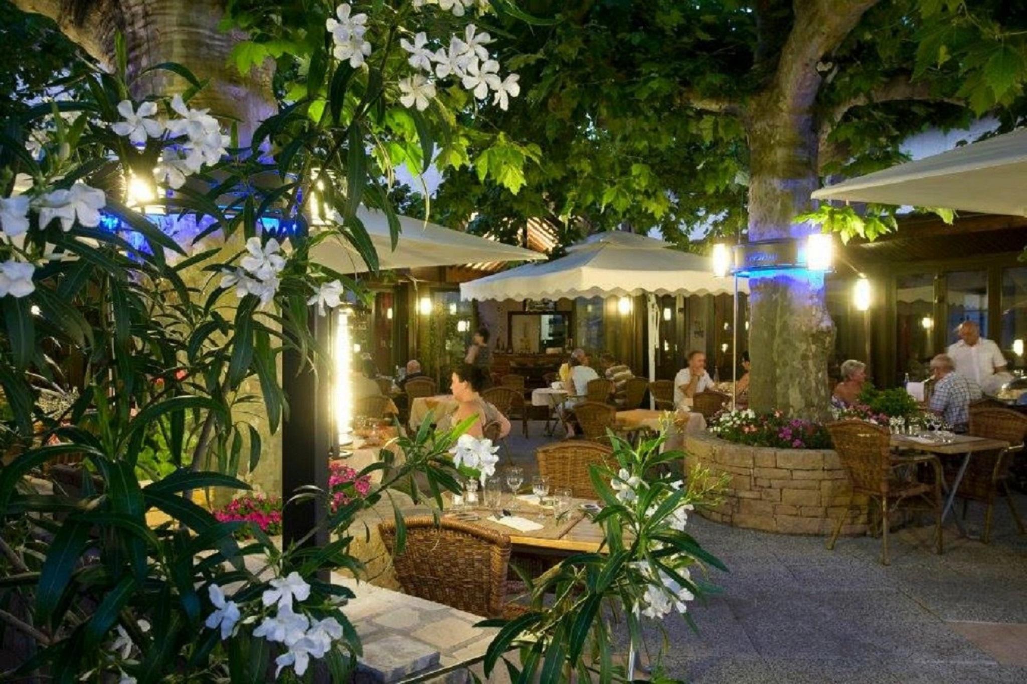 Logis Hotel Tante Yvonne & Son Restaurant Semi-Gastronomique - Lyon Nord Quincieux ภายนอก รูปภาพ