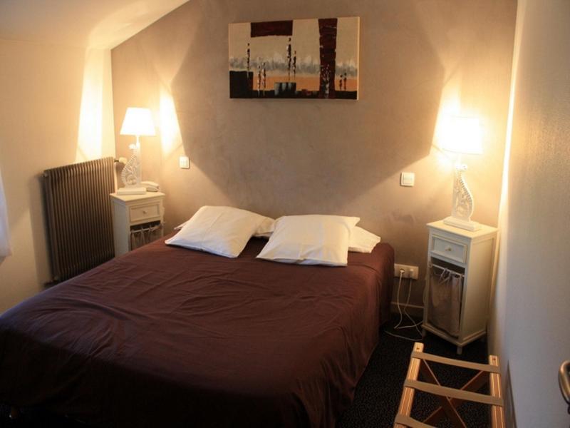Logis Hotel Tante Yvonne & Son Restaurant Semi-Gastronomique - Lyon Nord Quincieux ภายนอก รูปภาพ