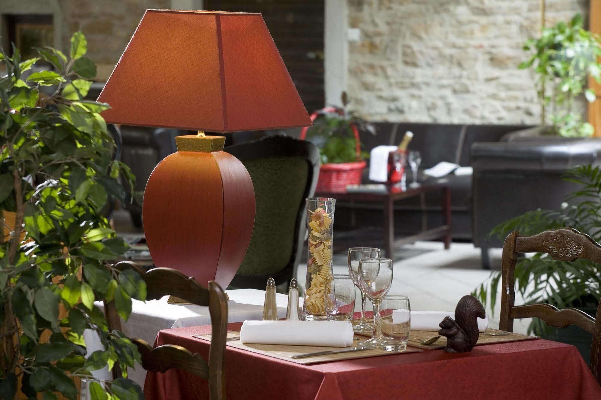 Logis Hotel Tante Yvonne & Son Restaurant Semi-Gastronomique - Lyon Nord Quincieux ภายนอก รูปภาพ